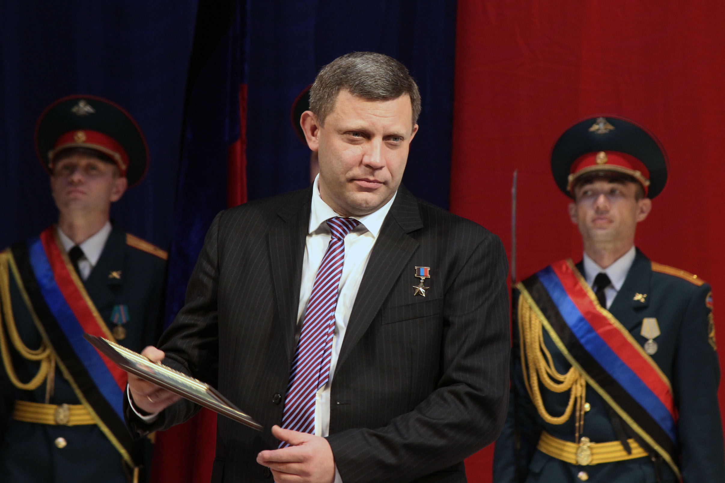 Глава ДНР Александр Захарченко поздравил военнослужащих с годовщиной создания 1-го Армейского корпуса ВС ДНР (фото)