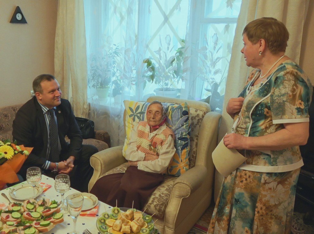 Алексей Кулемзин поздравил со 100-летним юбилеем жительницу Киевского района