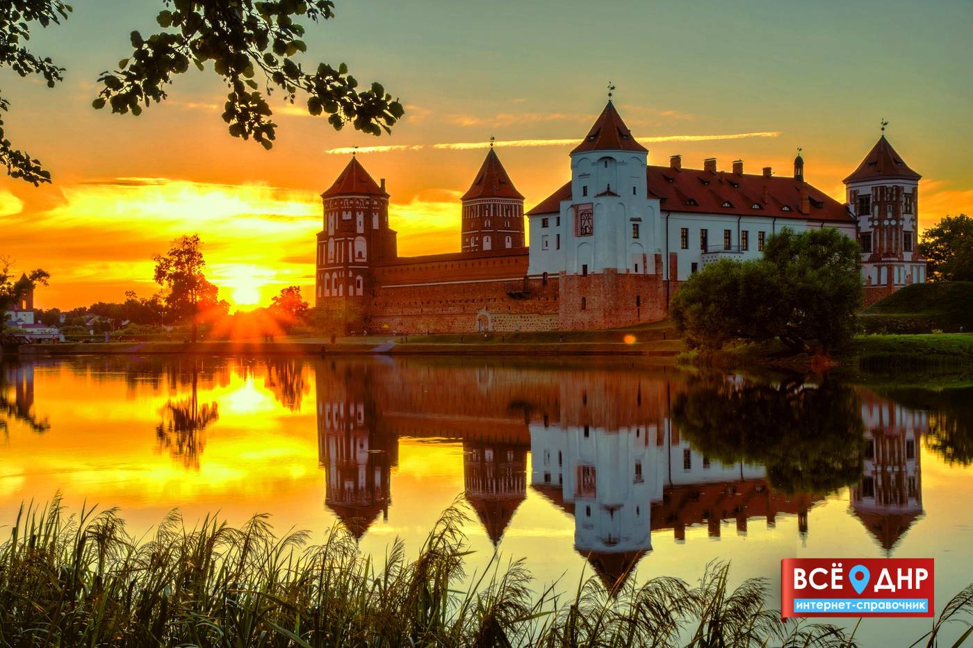 Mir castle. Мирский замок в Белоруссии. Мирский замок Несвижский замок. Гродно Мирский замок. Замки Несвиж и Мирский в Белоруссии.