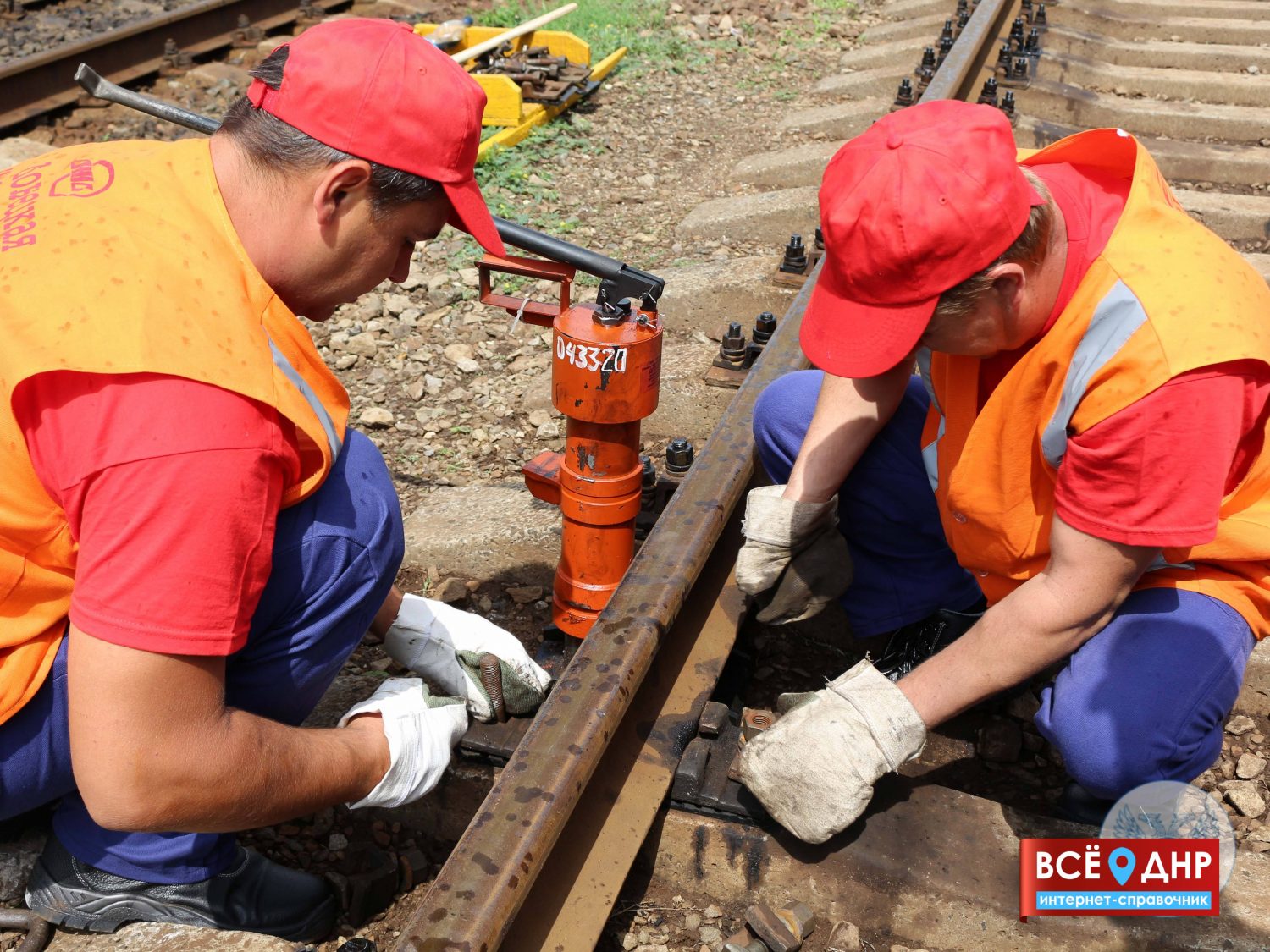 Специалисты ДЖД отремонтировали ряд железнодорожных линий в южном и северном направлениях ДНР