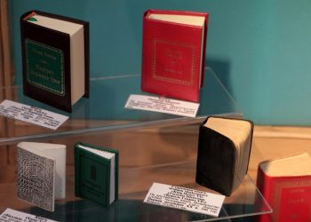 В Донецке открылась уникальная выставка миниатюрных книг (фото)