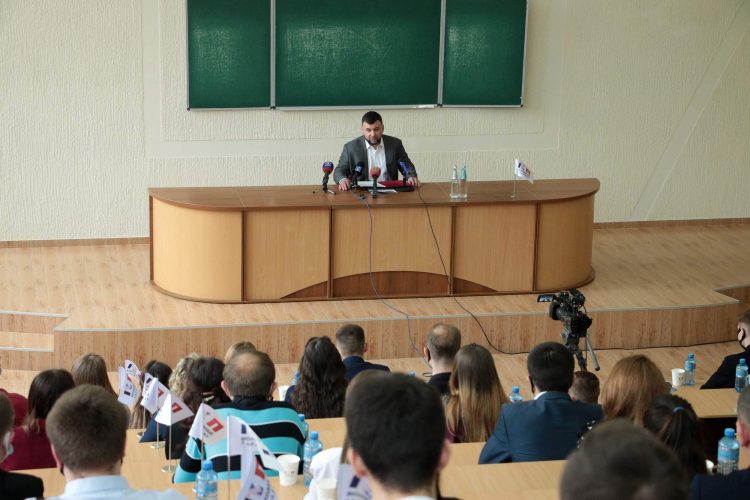 Глава ДНР провёл встречу с кандидатами в депутаты Молодежного парламента (фото)