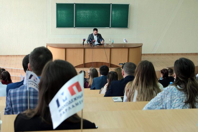 Глава ДНР провёл встречу с кандидатами в депутаты Молодежного парламента (фото)