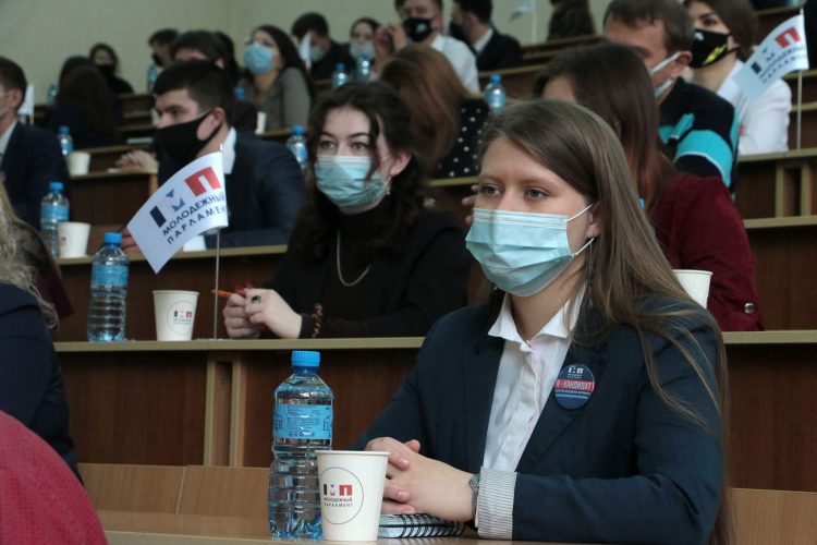 Глава ДНР провёл встречу с кандидатами в депутаты Молодежного парламента (фото)