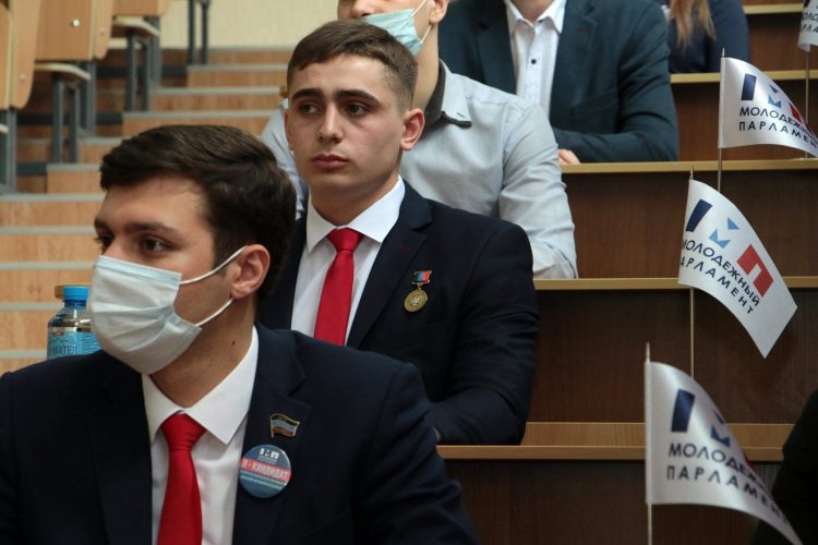 Глава ДНР провёл встречу с кандидатами в депутаты Молодежного парламента (фото)