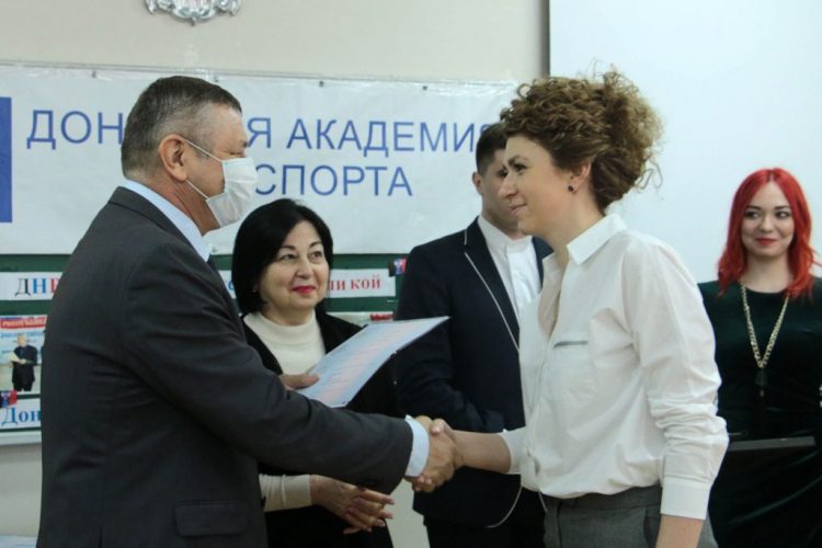 Выпускникам Донецкой академии транспорта вручили российские дипломы (фото)