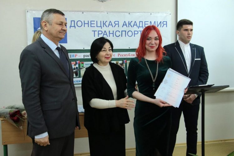 Выпускникам Донецкой академии транспорта вручили российские дипломы (фото)