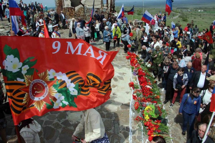 На Саур-Могиле прошёл митинг, посвящённый 76-й годовщине Победы в Великой Отечественной войне