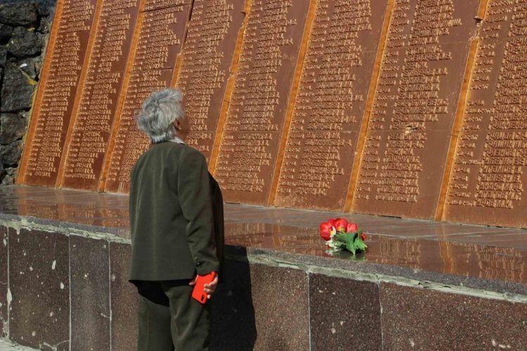 На Саур-Могиле прошёл митинг, посвящённый 76-й годовщине Победы в Великой Отечественной войне