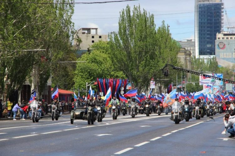 В Донецке состоялось праздничное шествие, посвящённое 7-й годовщине образования Республики (фото)