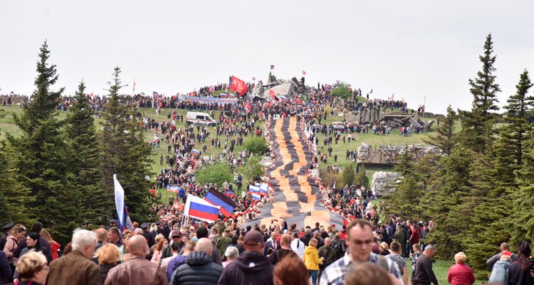 На Саур-Могиле прошёл митинг, посвящённый 76-й годовщине Победы в Великой Отечественной войне