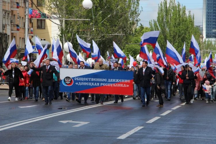 В Донецке состоялось праздничное шествие, посвящённое 7-й годовщине образования Республики (фото)