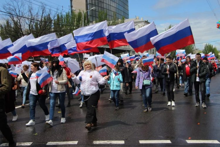 В Донецке состоялось праздничное шествие, посвящённое 7-й годовщине образования Республики (фото)