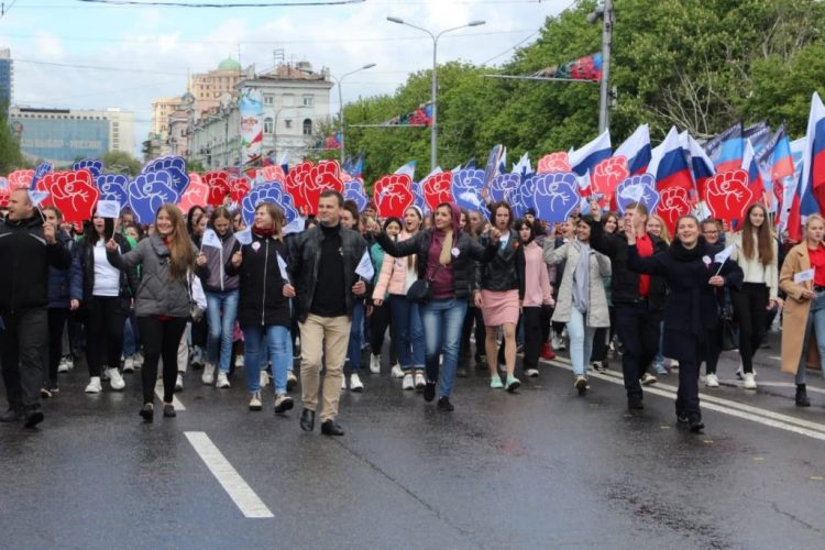 В Донецке состоялось праздничное шествие, посвящённое 7-й годовщине образования Республики (фото)