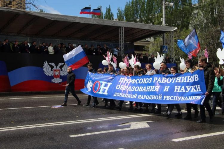 В Донецке состоялось праздничное шествие, посвящённое 7-й годовщине образования Республики (фото)