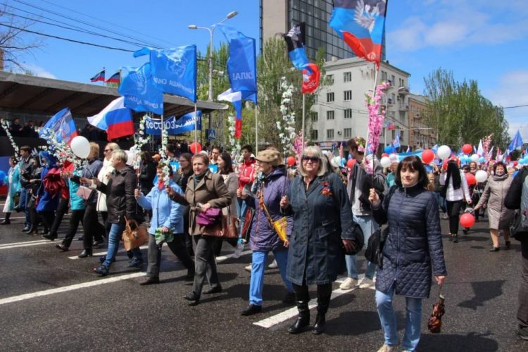 В Донецке состоялось праздничное шествие, посвящённое 7-й годовщине образования Республики (фото)