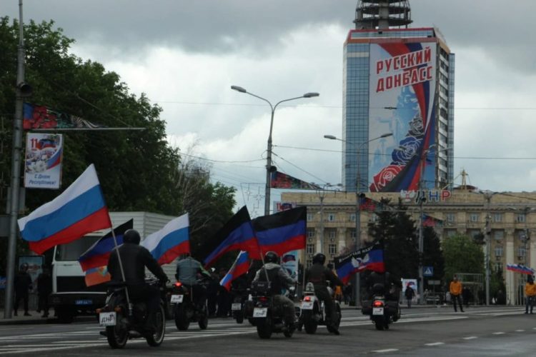 В Донецке состоялось праздничное шествие, посвящённое 7-й годовщине образования Республики (фото)