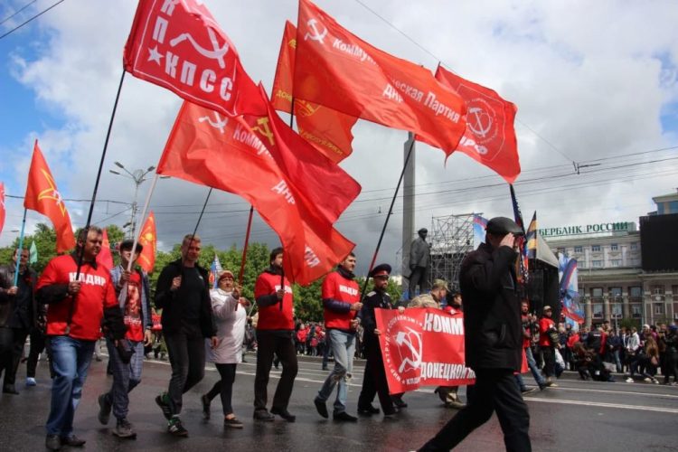 В Донецке состоялось праздничное шествие, посвящённое 7-й годовщине образования Республики (фото)