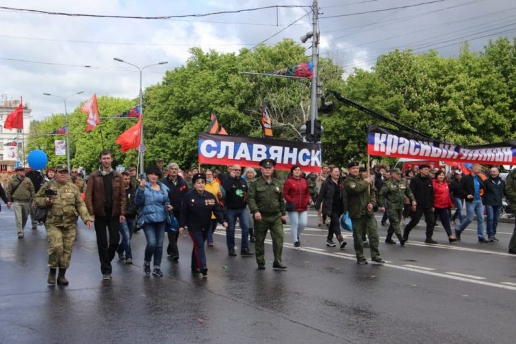 В Донецке состоялось праздничное шествие, посвящённое 7-й годовщине образования Республики (фото)