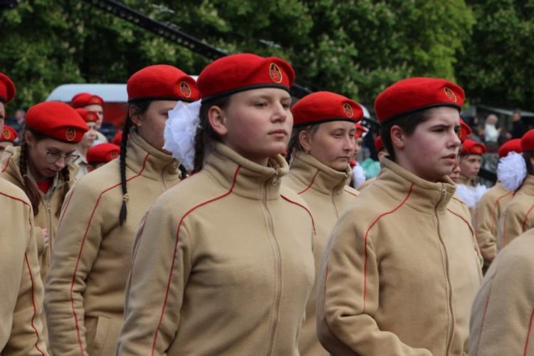 В Донецке состоялось праздничное шествие, посвящённое 7-й годовщине образования Республики (фото)