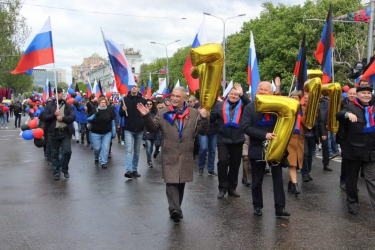 В Донецке состоялось праздничное шествие, посвящённое 7-й годовщине образования Республики (фото)