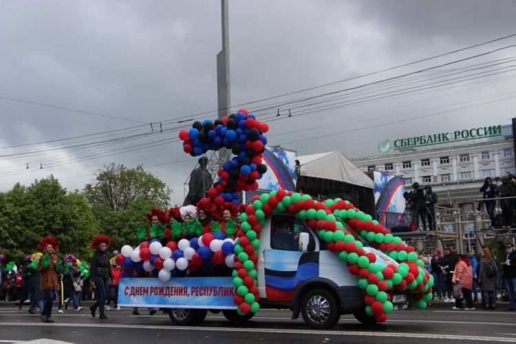 В Донецке состоялось праздничное шествие, посвящённое 7-й годовщине образования Республики (фото)