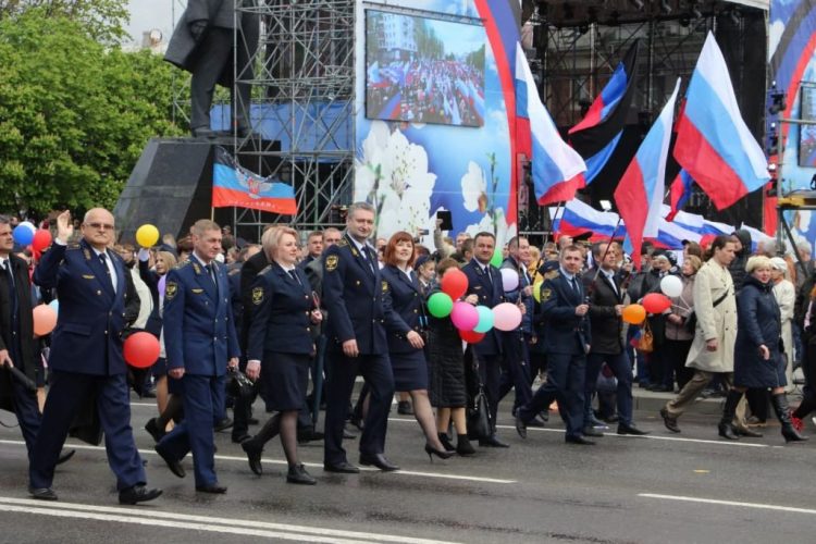 В Донецке состоялось праздничное шествие, посвящённое 7-й годовщине образования Республики (фото)