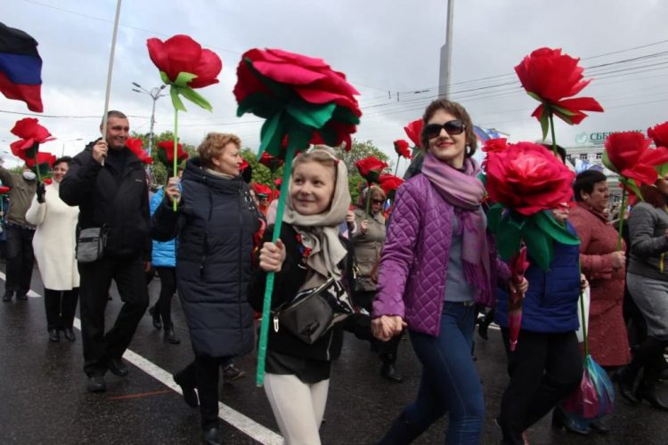 В Донецке состоялось праздничное шествие, посвящённое 7-й годовщине образования Республики (фото)
