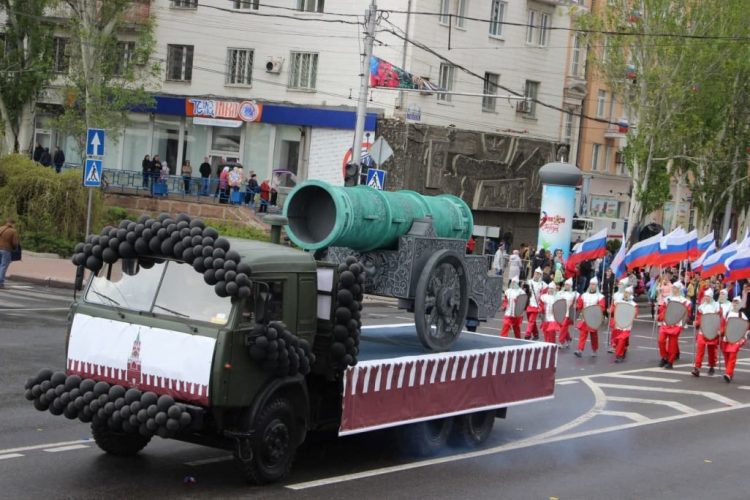В Донецке состоялось праздничное шествие, посвящённое 7-й годовщине образования Республики (фото)