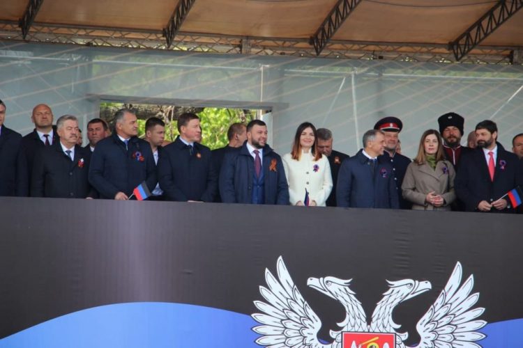 В Донецке состоялось праздничное шествие, посвящённое 7-й годовщине образования Республики (фото)