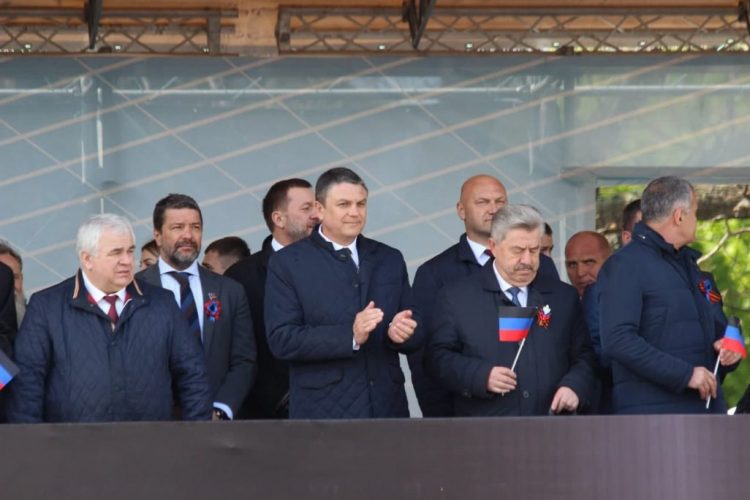 В Донецке состоялось праздничное шествие, посвящённое 7-й годовщине образования Республики (фото)