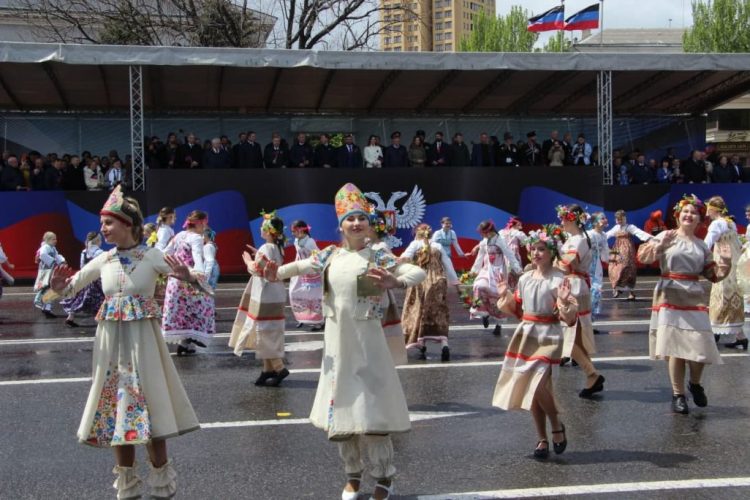 В Донецке состоялось праздничное шествие, посвящённое 7-й годовщине образования Республики (фото)