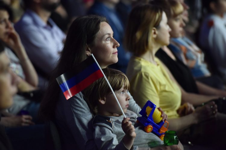 Более 16 тысяч человек посетили симфонический концерт с участием Валентины Лисицы в Донецке (фото)