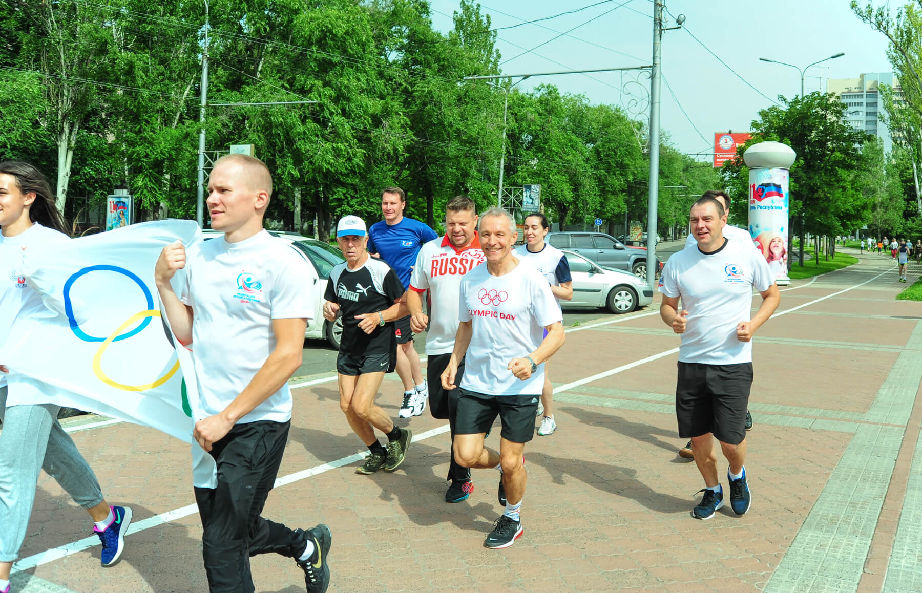 Управление молодежи спорта и туризма. Открытие спортивного фестиваля. Олимпийский день 2021 год. Пробежки на день молодежи 27 июня. Международный Олимпийский день праздник стадион толпа.