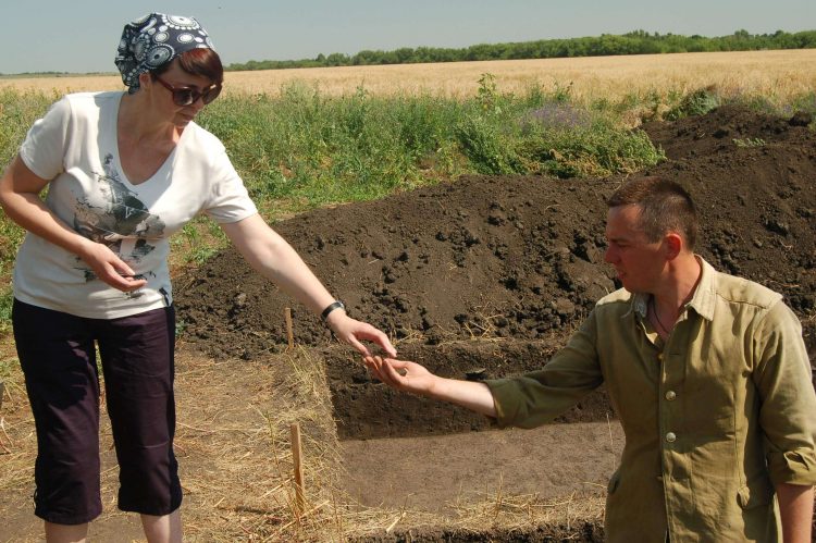 Археологи Донецкого краеведческого музея ведут раскопки в районе села Великая Шишовка (фото)