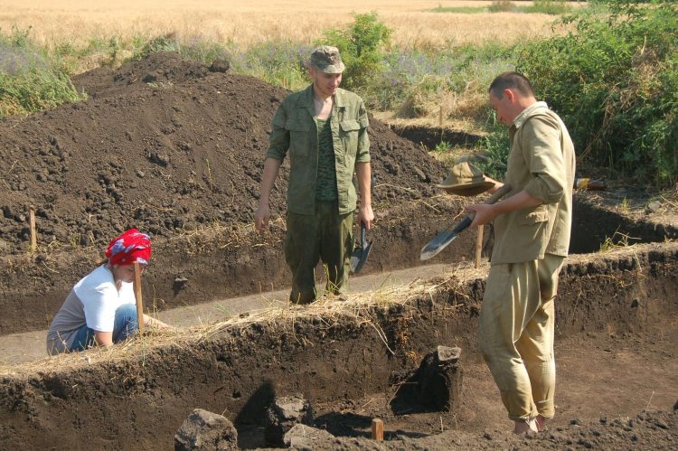 Археологи Донецкого краеведческого музея ведут раскопки в районе села Великая Шишовка (фото)