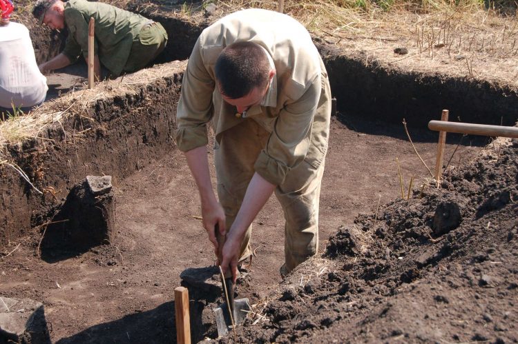 Археологи Донецкого краеведческого музея ведут раскопки в районе села Великая Шишовка (фото)
