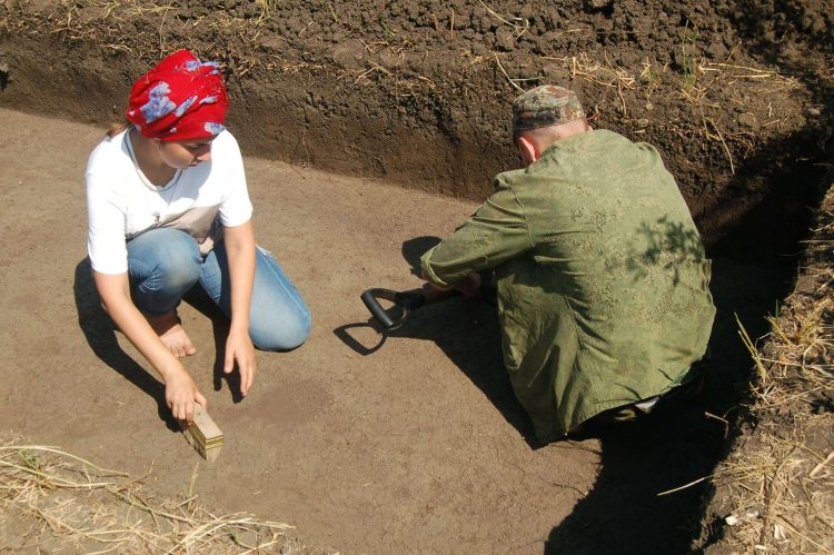 Археологи Донецкого краеведческого музея ведут раскопки в районе села Великая Шишовка (фото)