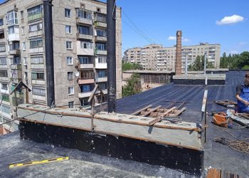 В Горловке продолжается ремонт объектов жилого фонда и соцсферы