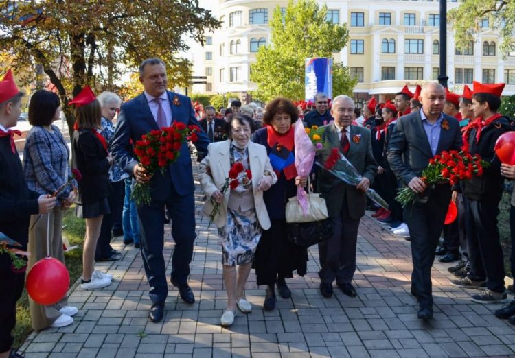 В Донецке возложили цветы к памятникам Гурову и Гринкевичу (фото + видео)