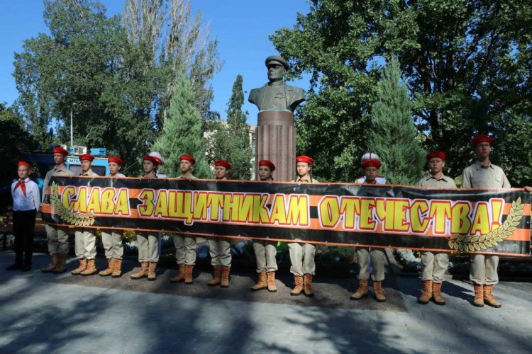 В Донецке возложили цветы к памятникам Гурову и Гринкевичу (фото + видео)