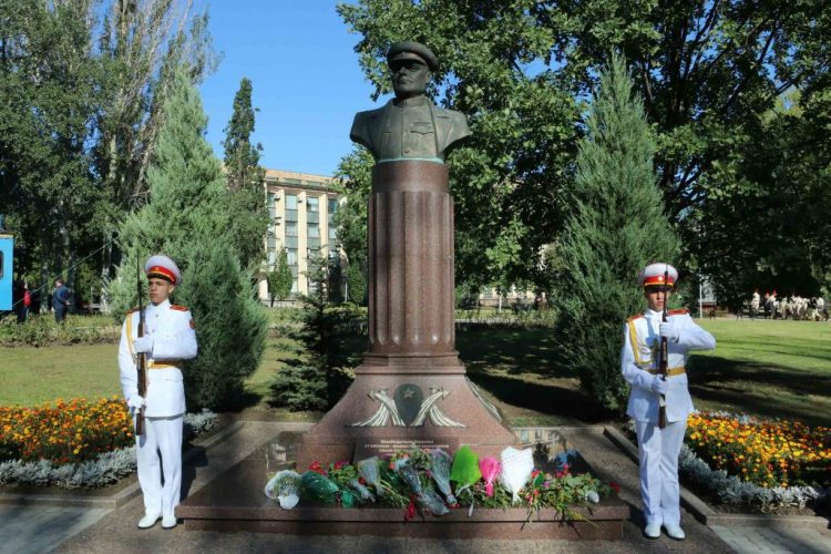 В Донецке возложили цветы к памятникам Гурову и Гринкевичу (фото + видео)