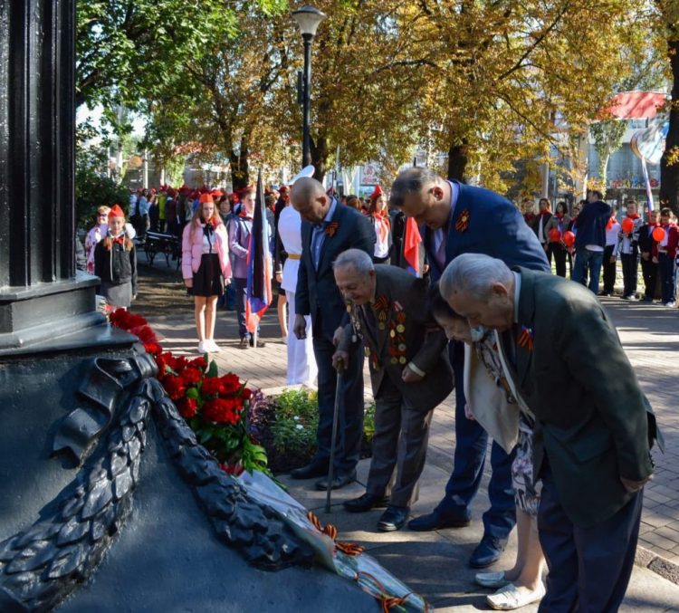 В Донецке возложили цветы к памятникам Гурову и Гринкевичу (фото + видео)