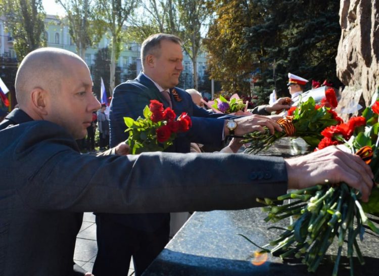 В Донецке возложили цветы к памятникам Гурову и Гринкевичу (фото + видео)