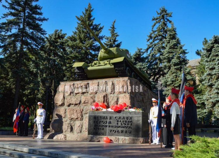 В Донецке возложили цветы к памятникам Гурову и Гринкевичу (фото + видео)