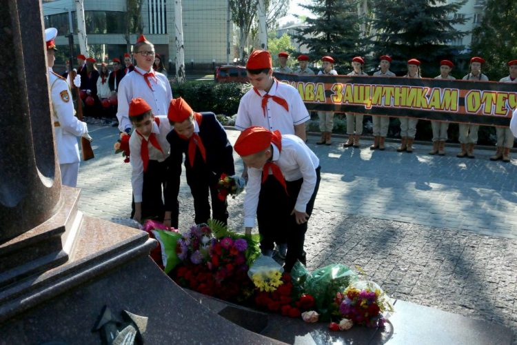 В Донецке возложили цветы к памятникам Гурову и Гринкевичу (фото + видео)
