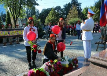 В Донецке возложили цветы к памятникам Гурову и Гринкевичу (фото + видео)