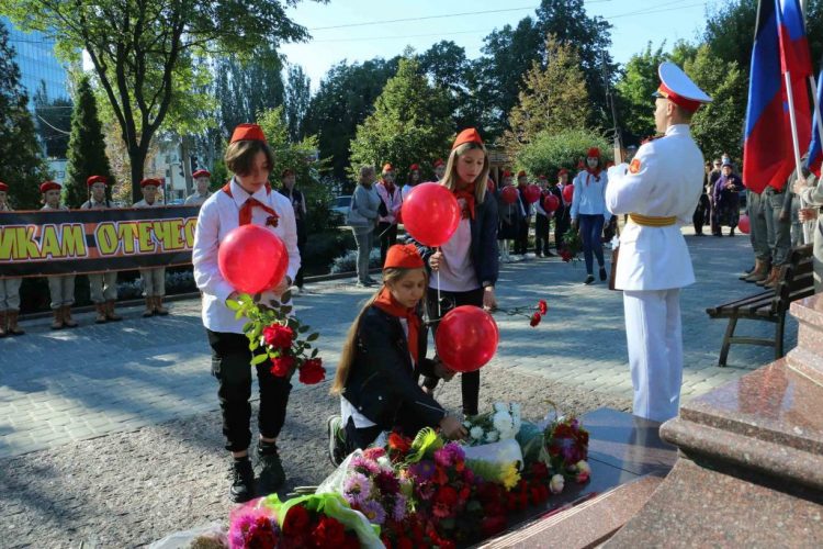 В Донецке возложили цветы к памятникам Гурову и Гринкевичу (фото + видео)