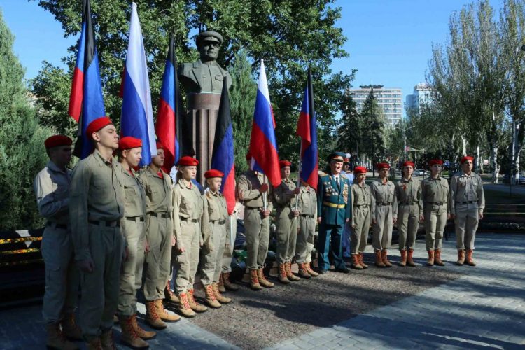 В Донецке возложили цветы к памятникам Гурову и Гринкевичу (фото + видео)