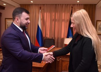 Денис Пушилин вручил паспорт гражданина ДНР Валентине Лисице